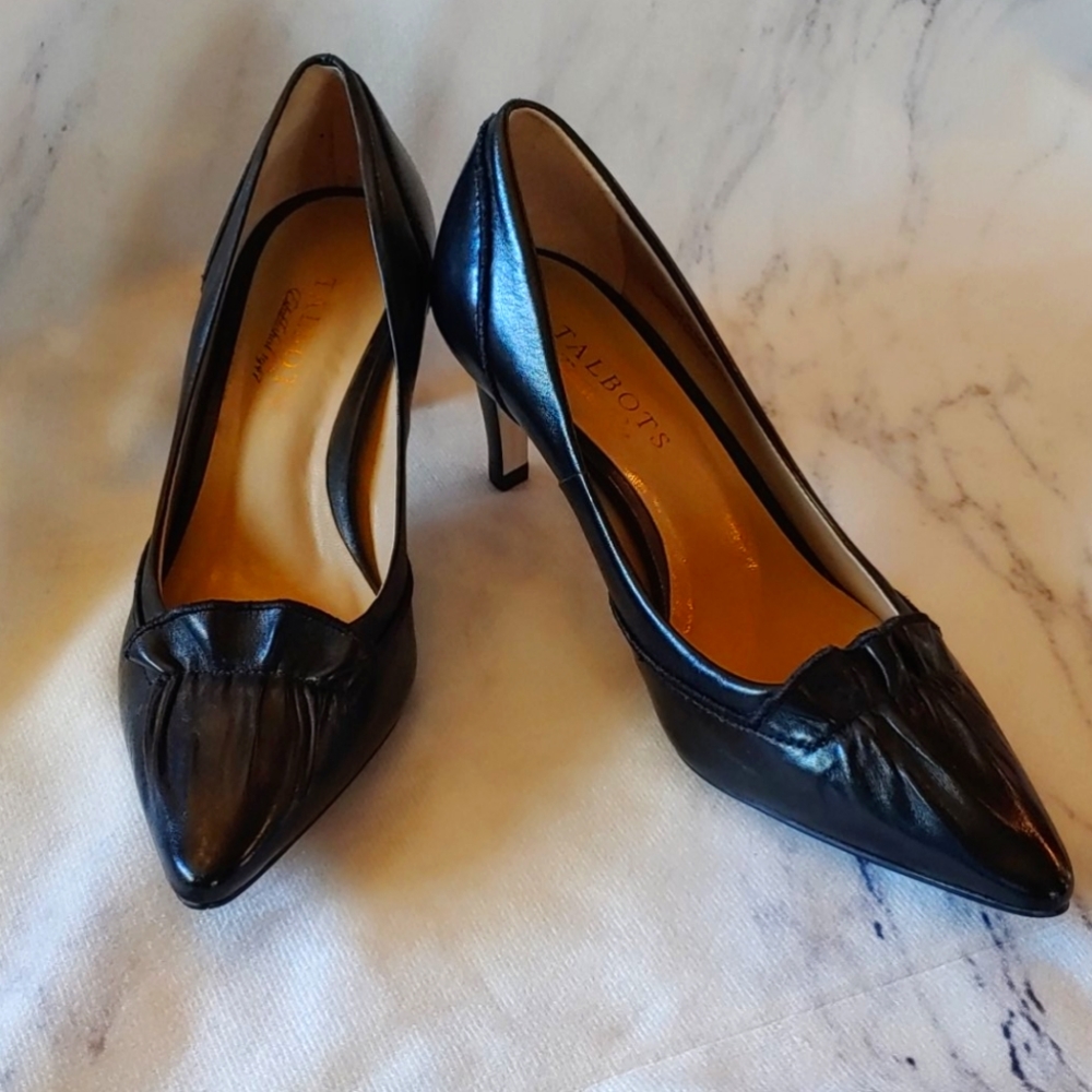 Black leather ruffle toe pumps